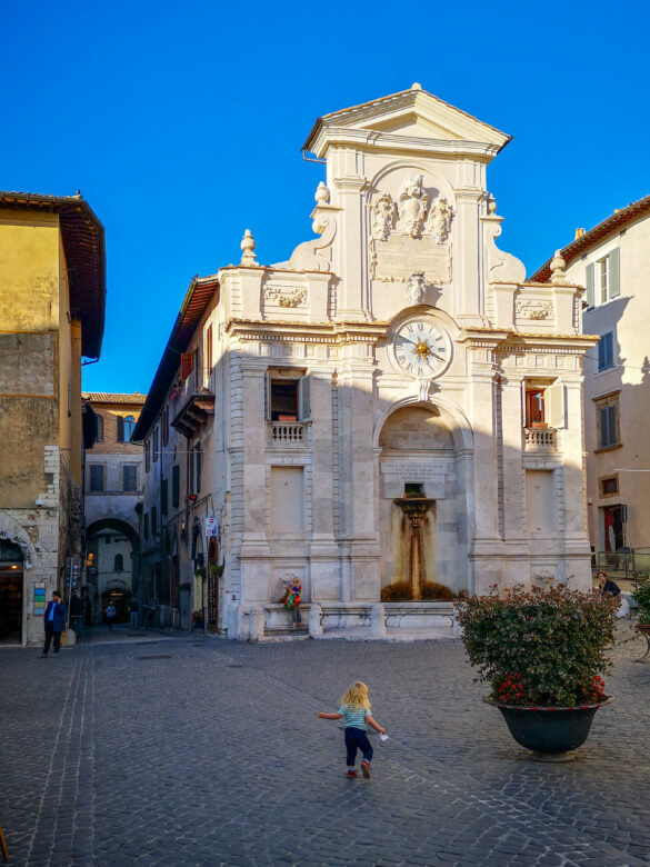Fontana con l’orologio, Spoleto Fontana con l'orologio, Spoleto, Umbria, Italy